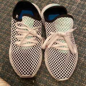 EUC ADIDAS SNEAKERS SIZE MENS 5 - UNISEX